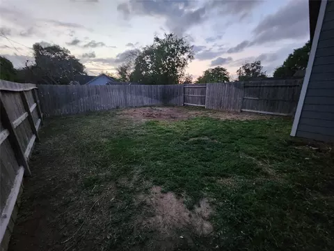 Exterior - 422 3rd St, Rosenberg, TX 77471 photo 3 of 4
