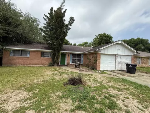912 Midas Ln, Alvin, TX 77511