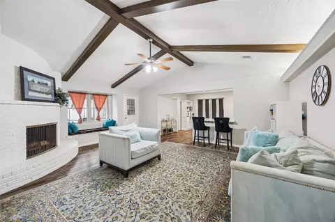 7711 Twin Hills Dr, Houston, TX 77071