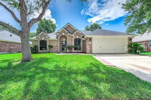 2215 Manchester Ln, Pearland, TX 77581