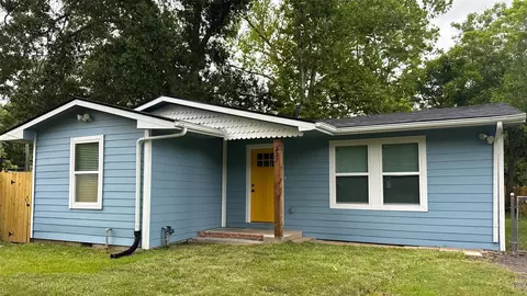 227 Kansas St, Bacliff, TX 77518