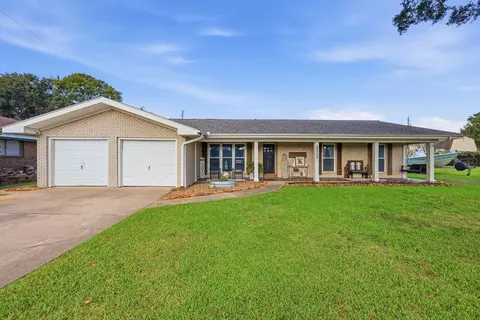 2800 Upton Dr, Port Arthur, TX 77642