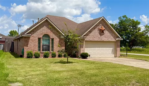 396 Newcom Ln, Sealy, TX 77474