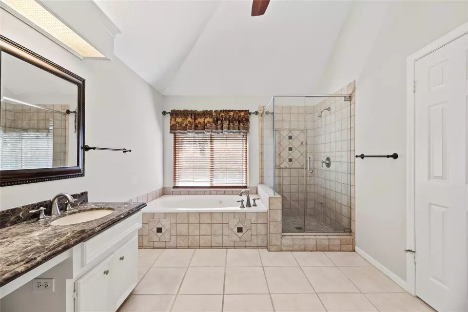 Bath - 7403 Foxton Place Ct, Houston, TX 77095 photo 3 of 5
