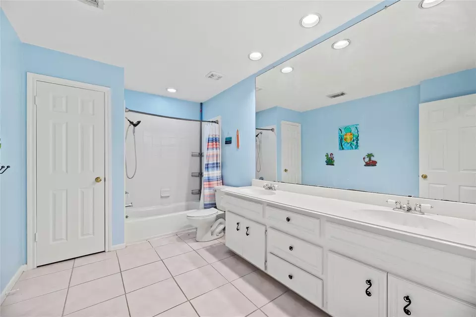 Bath - 7403 Foxton Place Ct, Houston, TX 77095 photo 5 of 5