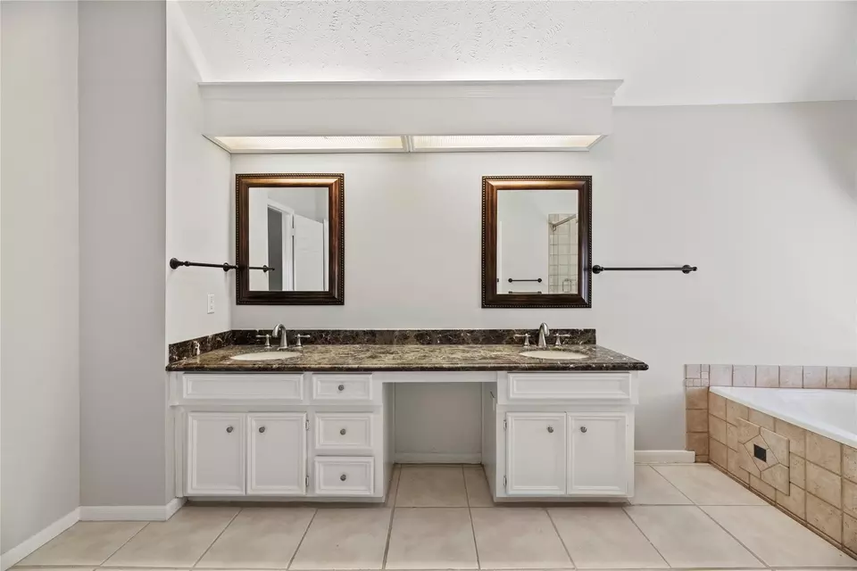 Bath - 7403 Foxton Place Ct, Houston, TX 77095 photo 4 of 5