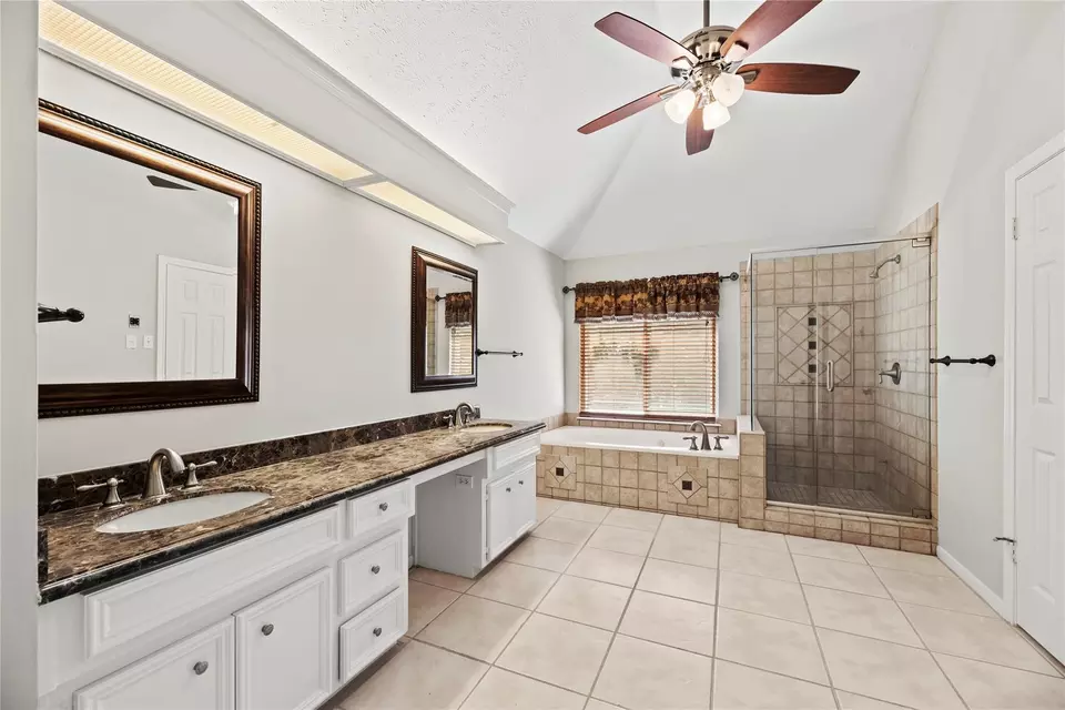 Bath - 7403 Foxton Place Ct, Houston, TX 77095 photo 2 of 5