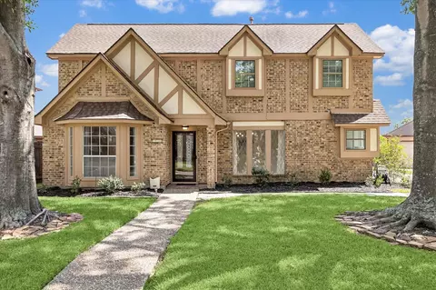 110 Shadow Wood Dr, Sugar Land, TX 77498