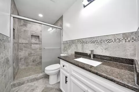 Bath - 2212 Raspberry Ln, Pasadena, TX 77502 photo 6 of 6
