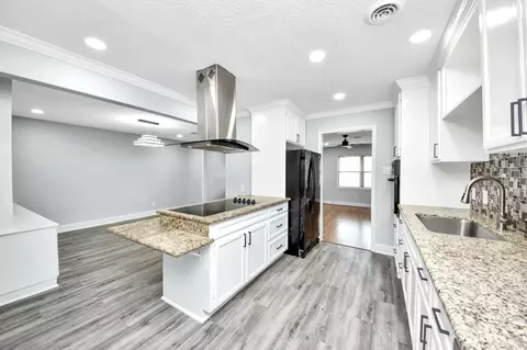 Kitchen - 2212 Raspberry Ln, Pasadena, TX 77502 photo 2 of 7
