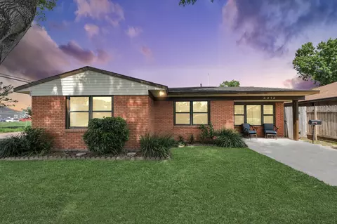 Exterior - 2212 Raspberry Ln, Pasadena, TX 77502 photo 2 of 9
