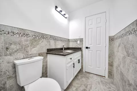 Bath - 2212 Raspberry Ln, Pasadena, TX 77502 photo 3 of 6