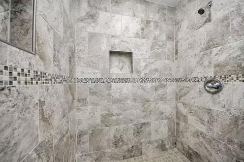 Bath - 2212 Raspberry Ln, Pasadena, TX 77502 photo 4 of 6