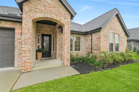 10015 Goliad Dr, Mont Belvieu, TX 77523