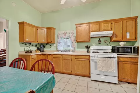 Kitchen - 403 E 8th St, Houston, TX 77007 photo 2 of 2