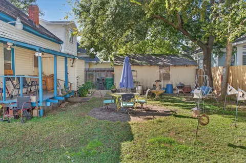 Exterior - 403 E 8th St, Houston, TX 77007 photo 4 of 4