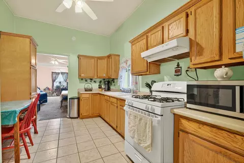 Kitchen - 403 E 8th St, Houston, TX 77007 photo 1 of 2