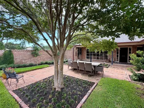 18 Adler Cir, Galveston, TX 77551