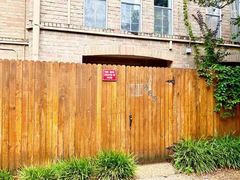 4639 Wild Indigo St #463, Houston, TX 77027