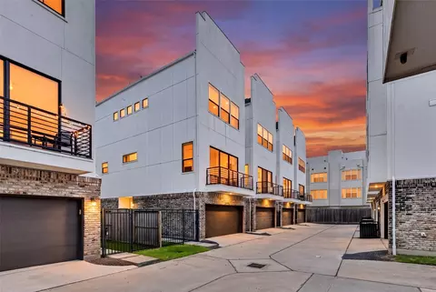 5707 Larkin St #B, Houston, TX 77007