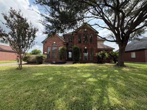 201 Rosemary Ln, Lake Jackson, TX 77566