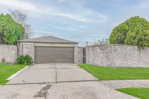 16126 New Field Dr, Houston, TX 77082