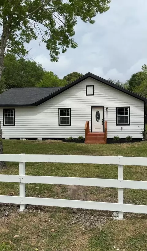 8414 Schiro Rd, Hitchcock, TX 77563