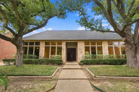 12059 S Circle Dr, Houston, TX 77071