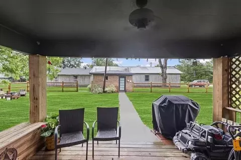 Exterior - 1663 4th St, Nome, TX 77629 photo 4 of 5