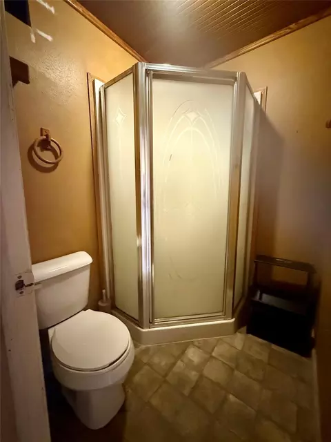 Bath - 755 County Road 407, Markham, TX 77456 photo 1 of 4