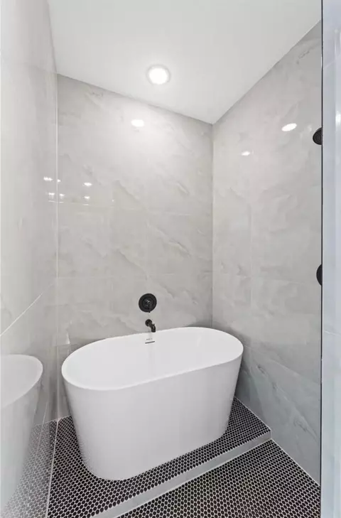 Bath - 2518 Liguria Ln, Spring, TX 77388 photo 6 of 7
