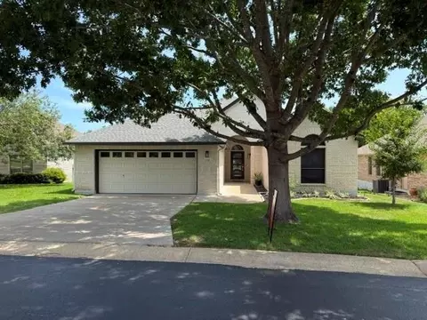 130 W Creekview Dr, Fredericksburg, TX 78624