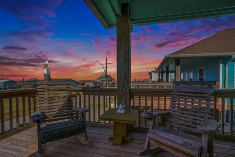 960 B Palmetto Dr, Crystal Beach, TX 77650