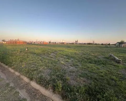 214 E Carver St, Plainview, TX 79072