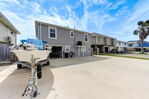 138 Tarpon St, Bayou Vista, TX 77563