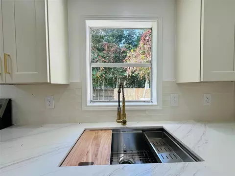 Kitchen - 16474 Spring Rain Ct, Conroe, TX 77302 photo 4 of 4