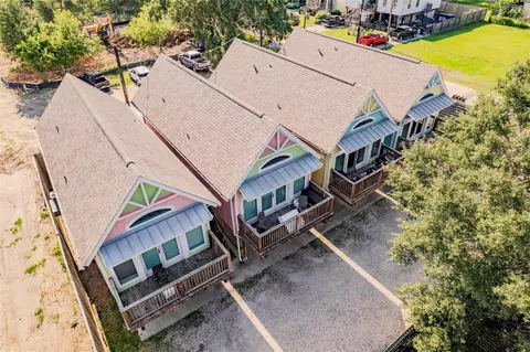50 W 8th St #A-D, Kemah, TX 77565