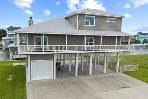 1205 Lagoon Dr, Crystal Beach, TX 77650