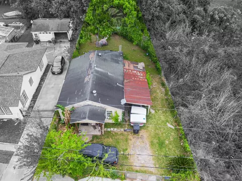 833 Booth St, Houston, TX 77009