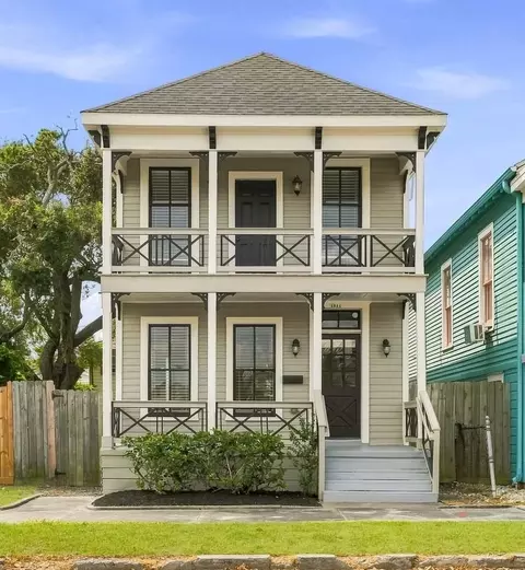 1011 Sealy St, Galveston, TX 77550