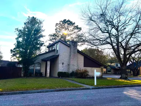 102 Briar Ridge Dr, Bellville, TX 77418