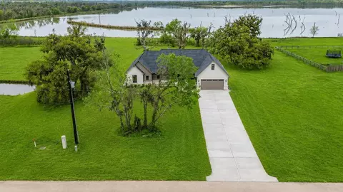 250 Pony Trl, Angleton, TX 77515