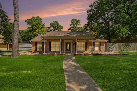 8210 Roebourne Ln, Houston, TX 77070