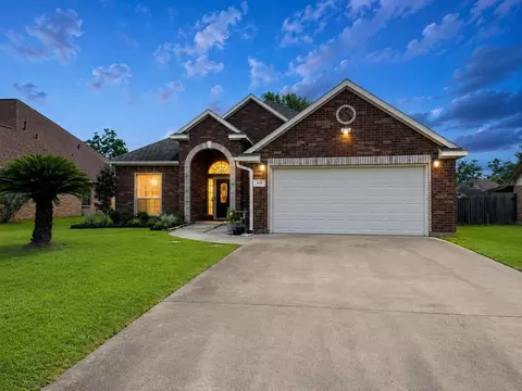 519 Oleander St, Lake Jackson, TX 77566