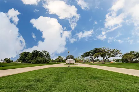 913 Buffalo Trl, Angleton, TX 77516 photo 13