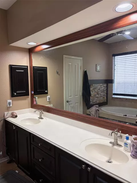 Bath - 19 Lyreleaf Pl, Spring, TX 77382 photo 1 of 3