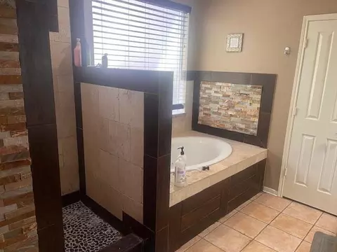 Bath - 19 Lyreleaf Pl, Spring, TX 77382 photo 2 of 3