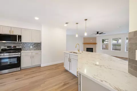 Kitchen - 16966 Tableland Trl, Conroe, TX 77385 photo 6 of 8