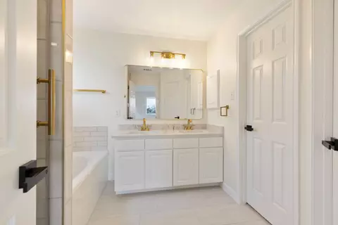 Bath - 16966 Tableland Trl, Conroe, TX 77385 photo 3 of 7