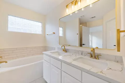 Bath - 16966 Tableland Trl, Conroe, TX 77385 photo 4 of 7
